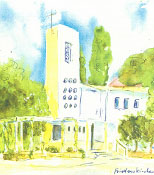 Aquarellbild: Eine weiß-hellgelbe Kirche mit einem hohen, eckigen Kirchturm, einigen Fenstern, einem Säulengang davor und Bäumen rundherum